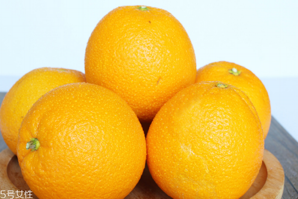 橙子沒(méi)有刀怎么吃 剝開(kāi)更美味 橙子沒(méi)有刀怎么吃 剝開(kāi)更美味