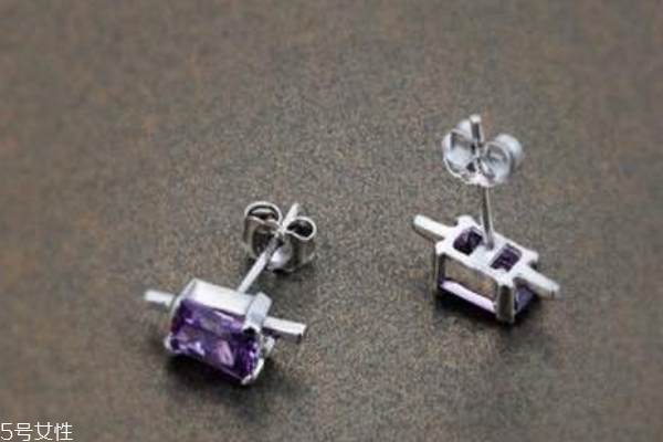 銀耳釘能用碘伏消毒嗎 衛(wèi)生問題很關(guān)鍵 銀耳釘能用碘伏消毒嗎 衛(wèi)生問題很關(guān)鍵