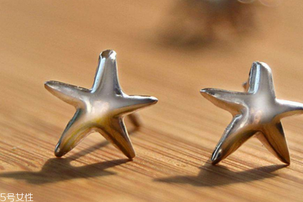 銀耳釘能用碘伏消毒嗎 衛(wèi)生問題很關(guān)鍵 銀耳釘能用碘伏消毒嗎 衛(wèi)生問題很關(guān)鍵