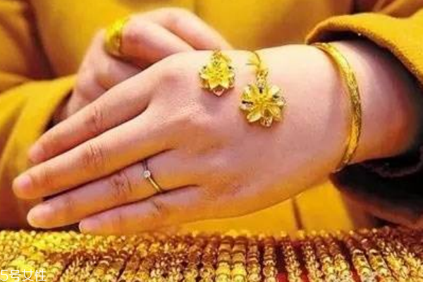 結(jié)婚三金什么時候給女方 時機很關(guān)鍵 結(jié)婚三金什么時候給女方 時機很關(guān)鍵