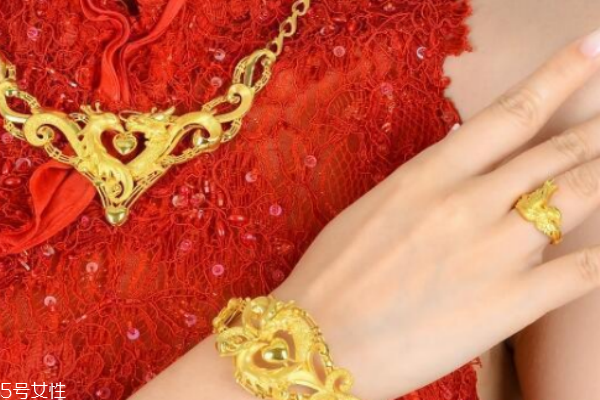 結婚三金是男方買還是女方買 有一定講究