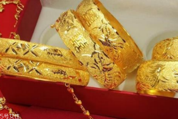 結婚三金是男方買還是女方買 有一定講究