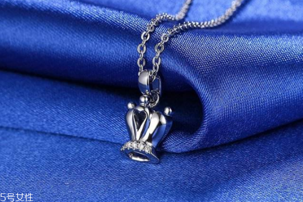 皇冠鉆石吊墜寓意 每個女生的公主夢 皇冠鉆石吊墜寓意 每個女生的公主夢