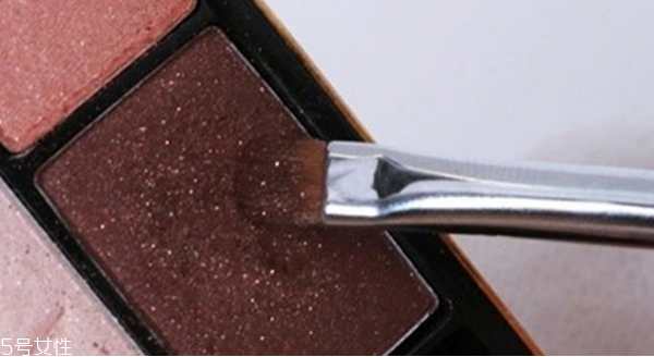 眼影怎么壓盤 讓你的眼影煥然一新 眼影怎么壓盤 讓你的眼影煥然一新