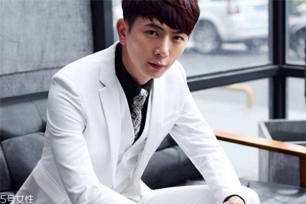 新郎結(jié)婚穿什么衣服 莊重得體很重要 新郎結(jié)婚穿什么衣服 莊重得體很重要