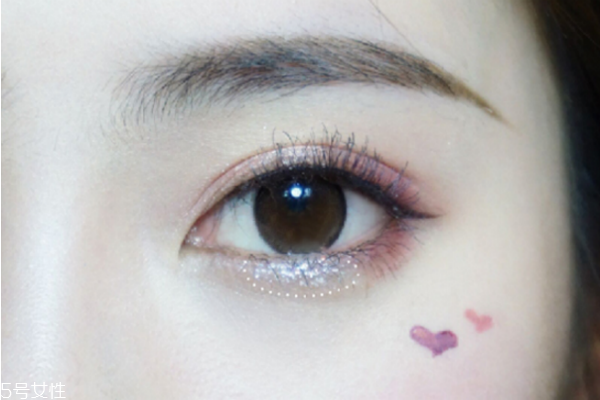 人魚姬眼影怎么畫 人魚姬眼妝教程 人魚姬眼影怎么畫 人魚姬眼妝教程