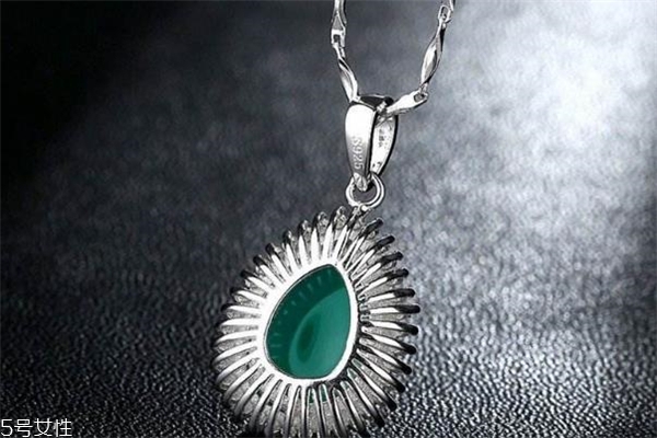 銀項鏈為什么會變黑 由這些原因?qū)е? alt=