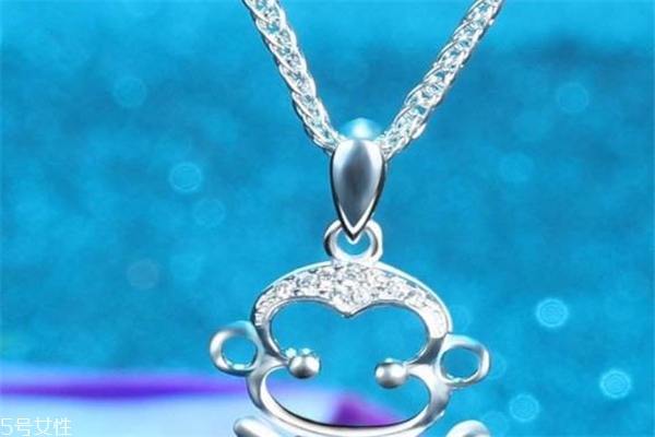 銀項鏈為什么會變黑 由這些原因?qū)е? alt=