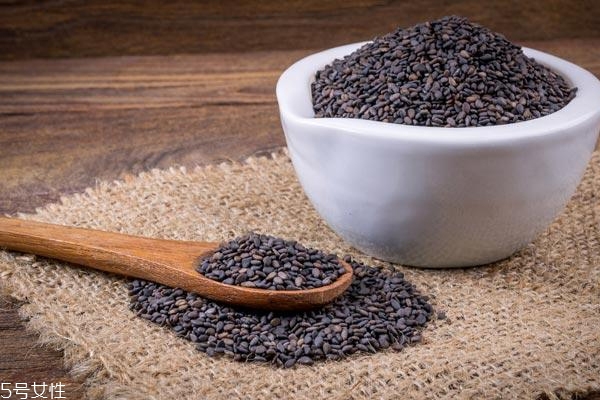 女人變老有什么特征 牙齒容易變臟也是征兆 女人變老有什么特征 牙齒容易變臟也是征兆