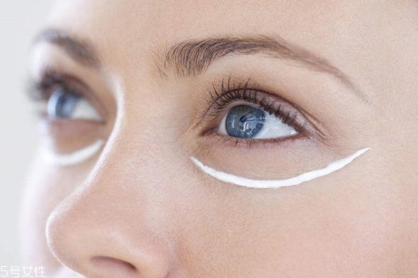 涂眼霜反而長(zhǎng)皺紋什么原因 涂眼霜的正確手法 涂眼霜反而長(zhǎng)皺紋什么原因 涂眼霜的正確手法