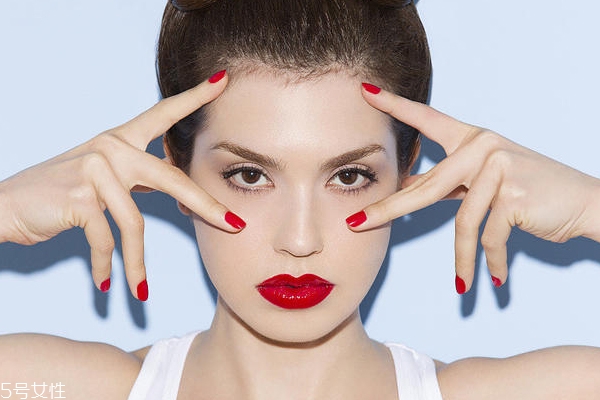 涂眼霜反而長(zhǎng)皺紋什么原因 涂眼霜的正確手法 涂眼霜反而長(zhǎng)皺紋什么原因 涂眼霜的正確手法