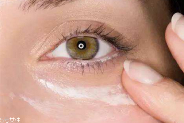 涂眼霜反而長(zhǎng)皺紋什么原因 涂眼霜的正確手法 涂眼霜反而長(zhǎng)皺紋什么原因 涂眼霜的正確手法