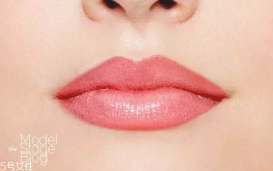 口紅的畫(huà)法步驟 簡(jiǎn)單易上手的畫(huà)唇大法 口紅的畫(huà)法步驟 簡(jiǎn)單易上手的畫(huà)唇大法