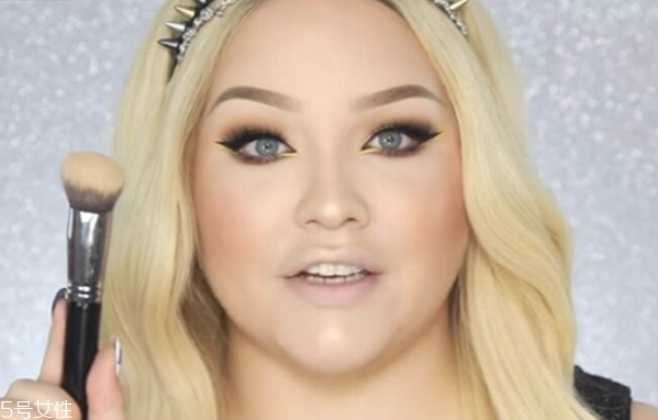 口紅的畫(huà)法步驟 簡(jiǎn)單易上手的畫(huà)唇大法 口紅的畫(huà)法步驟 簡(jiǎn)單易上手的畫(huà)唇大法