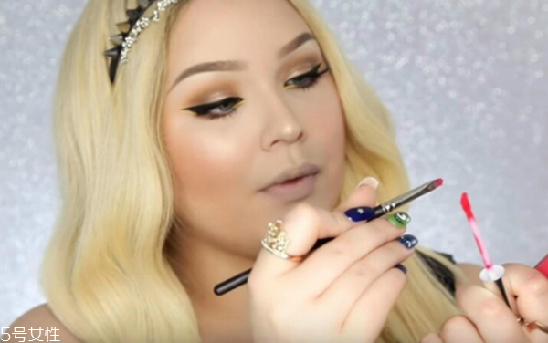 口紅的畫(huà)法步驟 簡(jiǎn)單易上手的畫(huà)唇大法 口紅的畫(huà)法步驟 簡(jiǎn)單易上手的畫(huà)唇大法