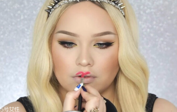 口紅的畫(huà)法步驟 簡(jiǎn)單易上手的畫(huà)唇大法 口紅的畫(huà)法步驟 簡(jiǎn)單易上手的畫(huà)唇大法