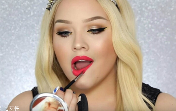 口紅的畫(huà)法步驟 簡(jiǎn)單易上手的畫(huà)唇大法 口紅的畫(huà)法步驟 簡(jiǎn)單易上手的畫(huà)唇大法