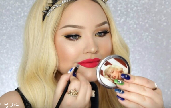 口紅的畫(huà)法步驟 簡(jiǎn)單易上手的畫(huà)唇大法 口紅的畫(huà)法步驟 簡(jiǎn)單易上手的畫(huà)唇大法