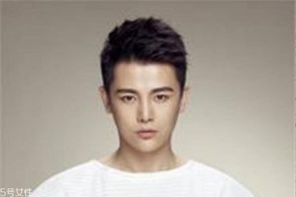 男生發(fā)量少適合什么發(fā)型 利落兩邊鏟拯救形象 男生發(fā)量少適合什么發(fā)型 利落兩邊鏟拯救形象