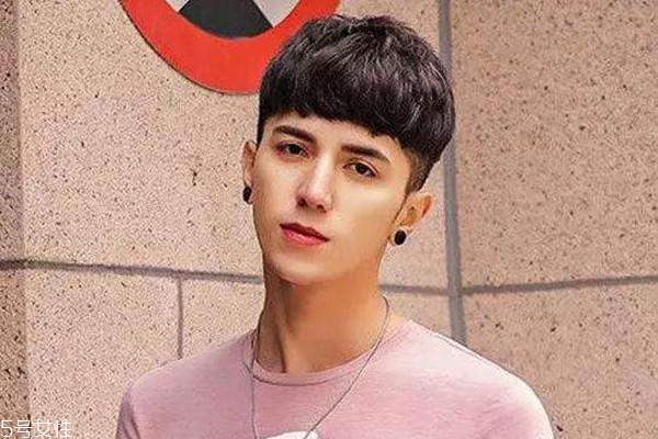 男生發(fā)量少適合什么發(fā)型 利落兩邊鏟拯救形象 男生發(fā)量少適合什么發(fā)型 利落兩邊鏟拯救形象