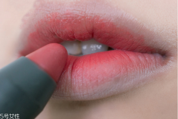 嘴唇怎么畫飽滿 飽滿立體的嘴唇畫法 嘴唇怎么畫飽滿 飽滿立體的嘴唇畫法