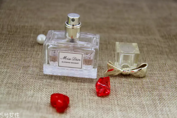 迪奧香水和diptyque香水哪個更持久 迪奧留香較短 迪奧香水和diptyque香水哪個更持久 迪奧留香較短