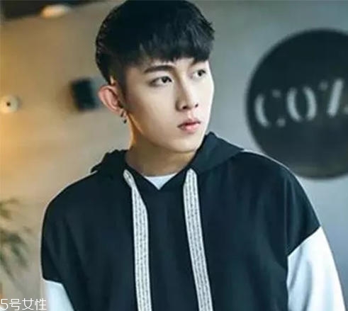 男生發(fā)量少適合什么發(fā)型 利落兩邊鏟拯救形象 男生發(fā)量少適合什么發(fā)型 利落兩邊鏟拯救形象