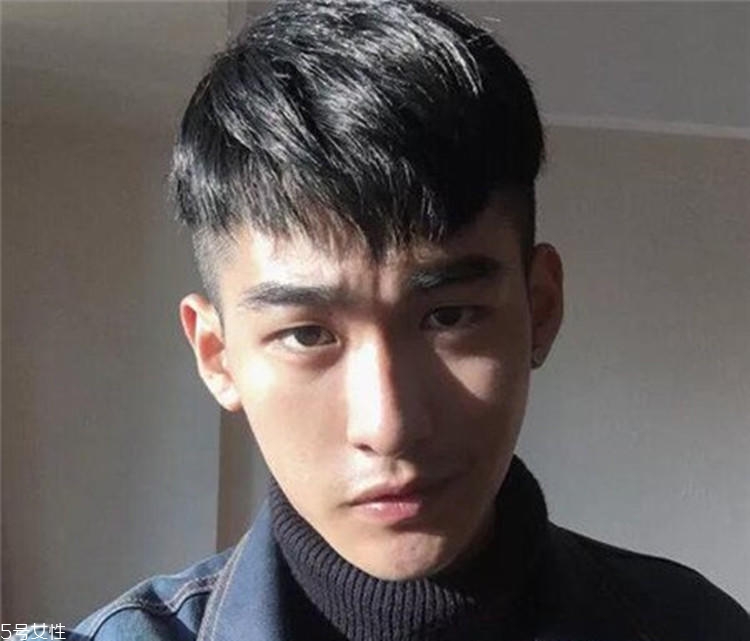 男生發(fā)量少適合什么發(fā)型 利落兩邊鏟拯救形象 男生發(fā)量少適合什么發(fā)型 利落兩邊鏟拯救形象