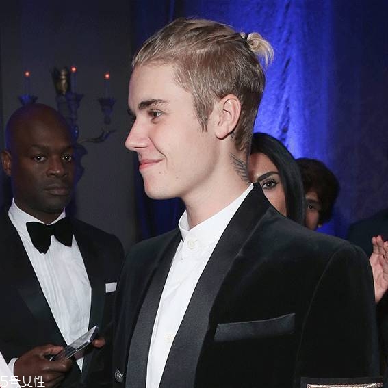 男生發(fā)量少適合什么發(fā)型 利落兩邊鏟拯救形象 男生發(fā)量少適合什么發(fā)型 利落兩邊鏟拯救形象