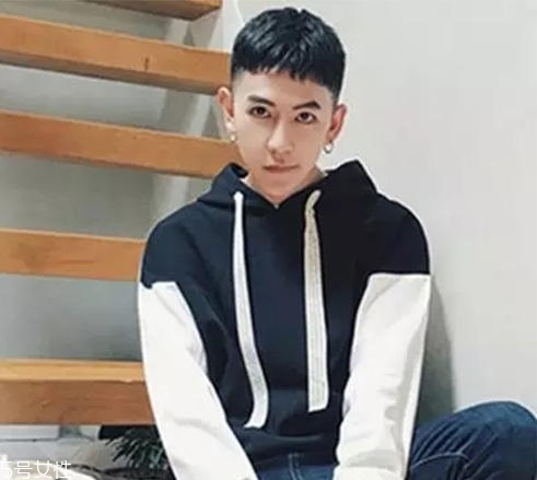 男生發(fā)量少適合什么發(fā)型 利落兩邊鏟拯救形象 男生發(fā)量少適合什么發(fā)型 利落兩邊鏟拯救形象