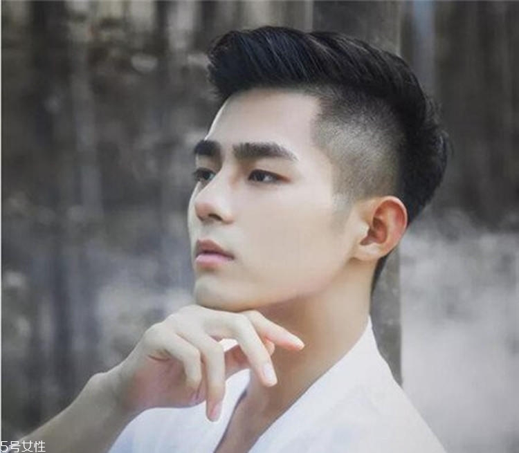 男生發(fā)量少適合什么發(fā)型 利落兩邊鏟拯救形象 男生發(fā)量少適合什么發(fā)型 利落兩邊鏟拯救形象