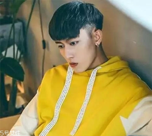 男生發(fā)量少適合什么發(fā)型 利落兩邊鏟拯救形象 男生發(fā)量少適合什么發(fā)型 利落兩邊鏟拯救形象