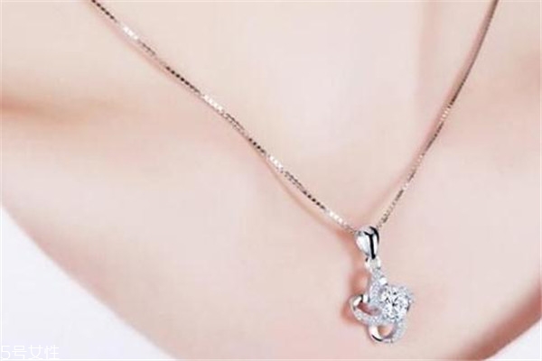 銀項鏈可以戴著洗澡嗎 會氧化變黑 銀項鏈可以戴著洗澡嗎 會氧化變黑