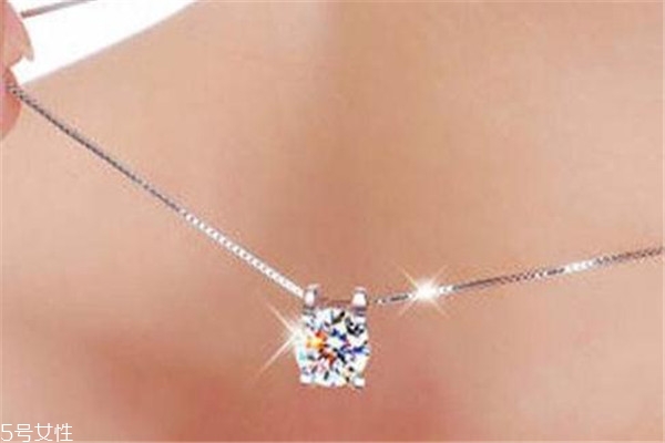 銀項鏈可以戴著洗澡嗎 會氧化變黑 銀項鏈可以戴著洗澡嗎 會氧化變黑