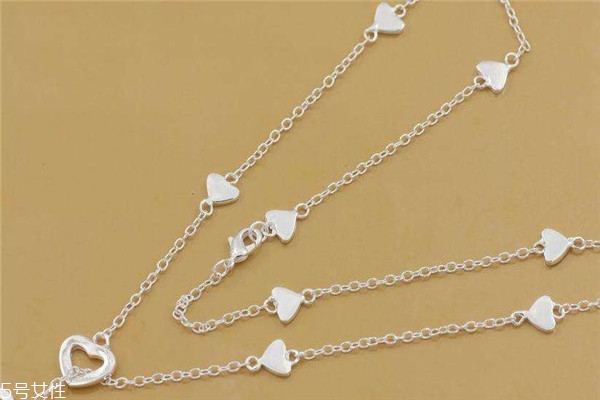 銀項鏈可以戴著睡覺嗎 當心會扯斷 銀項鏈可以戴著睡覺嗎 當心會扯斷