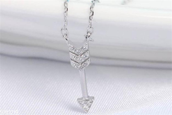 銀項鏈可以戴著睡覺嗎 當心會扯斷 銀項鏈可以戴著睡覺嗎 當心會扯斷