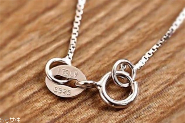 銀項鏈可以戴著睡覺嗎 當心會扯斷 銀項鏈可以戴著睡覺嗎 當心會扯斷