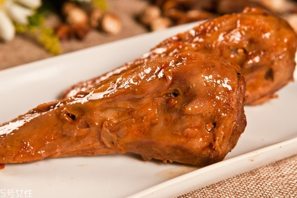 鴨頭怎么吃 這樣吃才是對(duì)的 鴨頭怎么吃 這樣吃才是對(duì)的