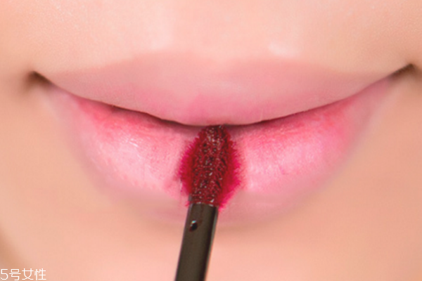 涂唇釉的方法 唇釉這樣涂最好看 涂唇釉的方法 唇釉這樣涂最好看