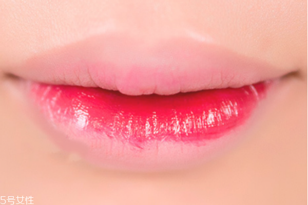 涂唇釉的方法 唇釉這樣涂最好看 涂唇釉的方法 唇釉這樣涂最好看