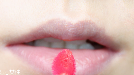 涂唇釉的方法 唇釉這樣涂最好看 涂唇釉的方法 唇釉這樣涂最好看