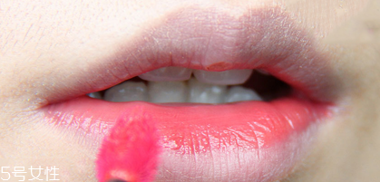 涂唇釉的方法 唇釉這樣涂最好看 涂唇釉的方法 唇釉這樣涂最好看