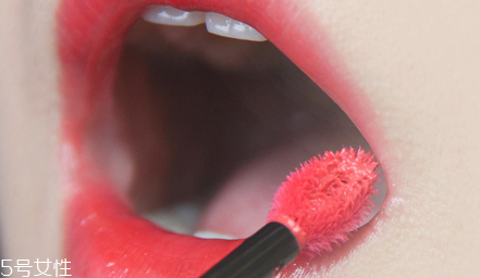 涂唇釉的方法 唇釉這樣涂最好看 涂唇釉的方法 唇釉這樣涂最好看