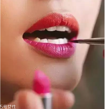 涂唇釉的方法 唇釉這樣涂最好看 涂唇釉的方法 唇釉這樣涂最好看