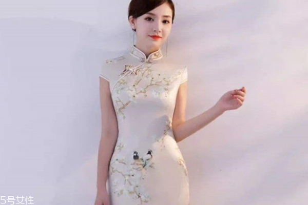 訂婚女方穿什么衣服 優(yōu)雅得體即可 訂婚女方穿什么衣服 優(yōu)雅得體即可