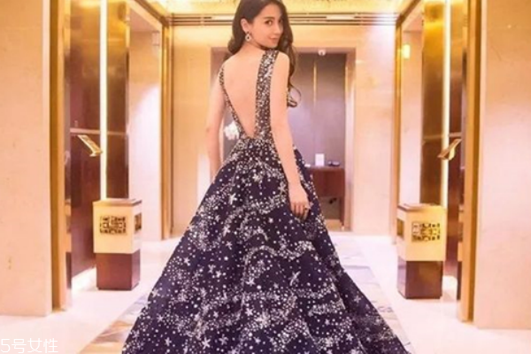 訂婚女方穿什么衣服 優(yōu)雅得體即可 訂婚女方穿什么衣服 優(yōu)雅得體即可