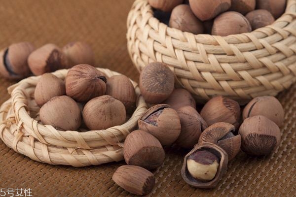 夏威夷果仁是什么顏色 一種偏白一種偏黃 夏威夷果仁是什么顏色 一種偏白一種偏黃