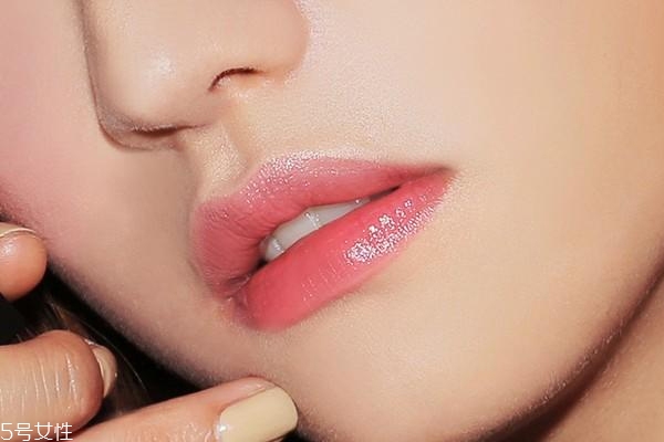 巧克力色口紅顯白嗎 擦巧克力唇的小心機 巧克力色口紅顯白嗎 擦巧克力唇的小心機