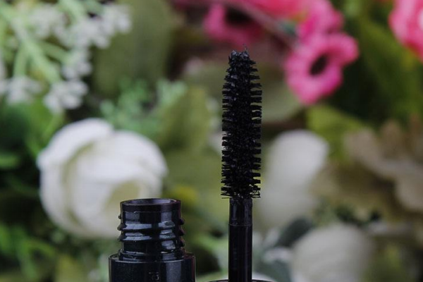 粉色睫毛膏適合什么膚色 刷后很有仙女風