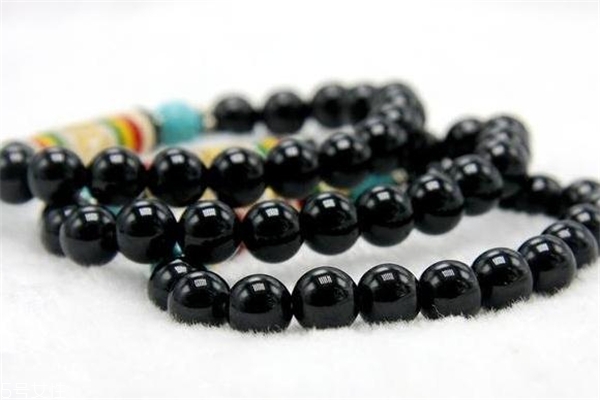 黑水晶的功效與作用 有著強(qiáng)大的能量 黑水晶的功效與作用 有著強(qiáng)大的能量